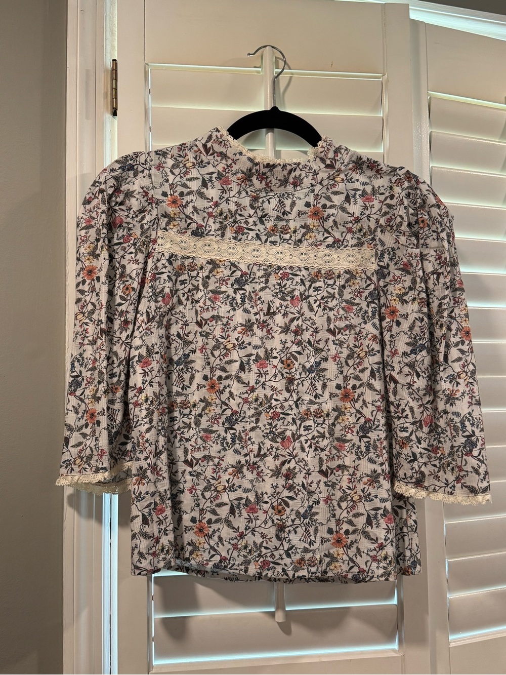 Stellah size S Floral Lace-Trim Women’s Blouse